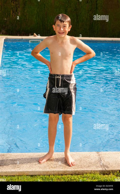 Ein 12 jähriger Junge stehend von einem Schwimmbad Stockfotografie Alamy