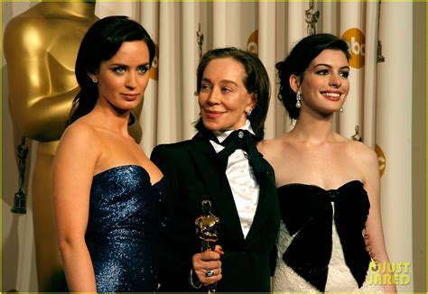 Photo Anne Hathaway Emily Blunt Devil Wears Prada Oscars Moment 26 Photo 4548603 Just Jared