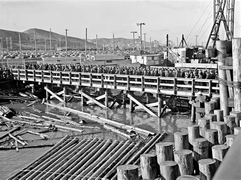 California Shipyard Workers Thousands Of Workers Bound For The Richmond Shipyards In San