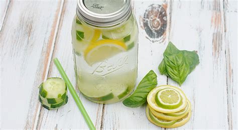 Manfaat air lemon yang pertama kali dirasakan oleh tubuh kita adalah untuk mengurangi berat badan. Waktu Yang Baik Minum Air Lemon Untuk Diet - Seputar Minuman