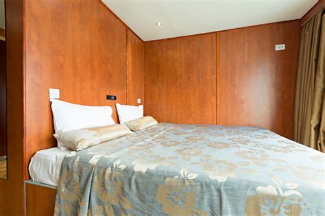 interior kamar tidur kabin di hotel kapal pesiar foto stok unduh gambar sekarang arsitektur