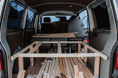 Erstellt am 8 dez 2017. Campervan Selbstausbau: Das Bett im VW T5 Transporter // take an adVANture