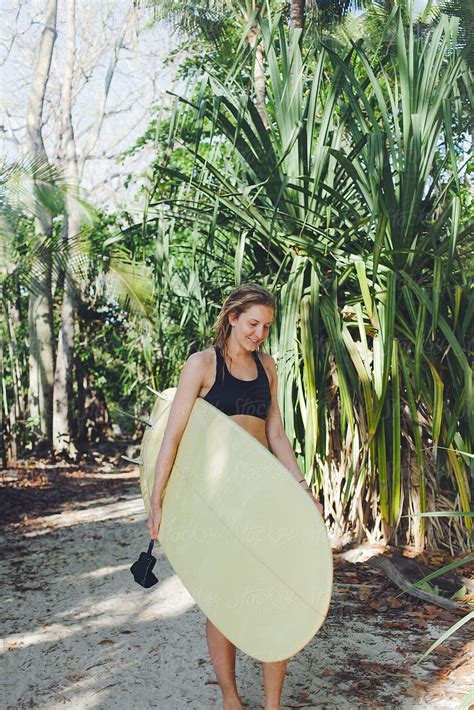 Healthy Woman On Her Way To The Beach To Go Surfing Del Colaborador