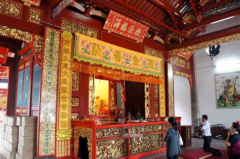 When you tour penang, you will find the old kuan yin temple at jalan masdjid kapitan keling, decorated with carvings of dragons on pillars as well as many other mythical creatures. The goddess of mercy temple in Penang