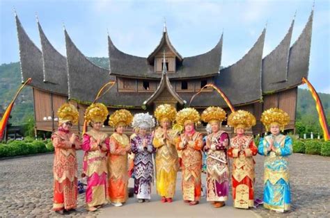 Suku berau di kalimantan timur, kabupaten. Kebudayaan Sumatera Barat: Rumah, Pakaian Adat, Kesenian ...
