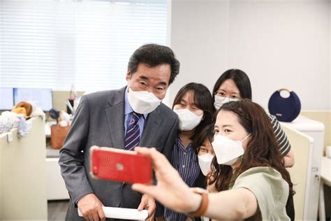 여태 본 정치인 짤 중에 오타쿠적으로 제일 식은땀 나는 사진 정치유머 게시판