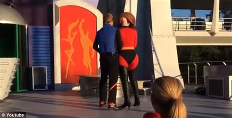 Elastigirls Face Falls Off On Stage At Disney World Daily Mail Online