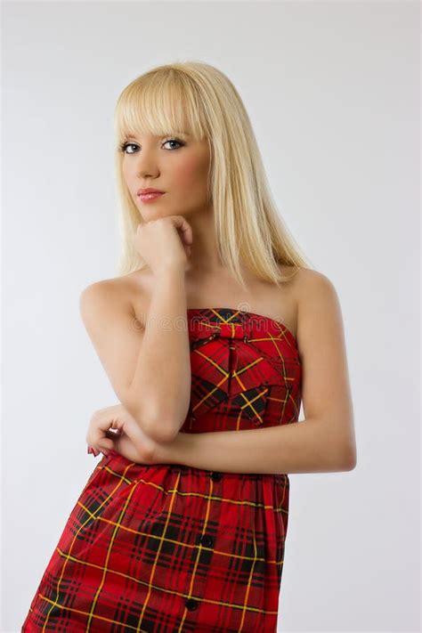 belle jeune fille blonde dans la robe rouge image stock image du humain beauté 25488515