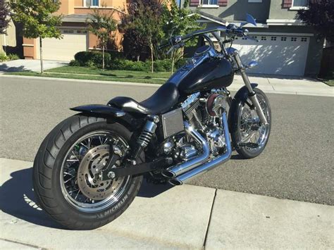 El modelo dyna wide glide presenta un diseño muy peculiar con un estilo chopper que aúna unos estribos muy adelantados junto con un manillar de estilo drag. David's '05 Harley Davidson Dyna Wide Glide with custom ...