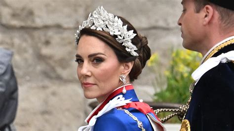 Kate Middleton Allincoronazione Di Re Carlo Iii Niente Tiara Indossa