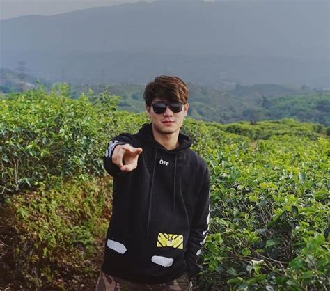 Gambar kata wanita tegar cikimm com. Gambar mungkin berisi: 1 orang, berdiri, kacamata gelap ...