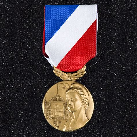 Finden sie hochwertige lizenzfreie vektorgrafiken, die sie anderswo vergeblich suchen. Médaille ordonnance msi bronze | Sergequipement