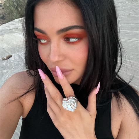 Kardashian Fans Go Wild Over Kylie Jenners Massive Ring In New