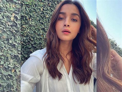 Alia Bhatt Looks All Radiant In Her Latest Selfie As She Vacays In La With Friends