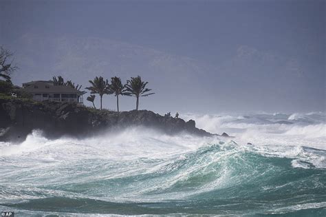 Strong Storm Brings Damage And Snow To Hawaii Daily Mail Online
