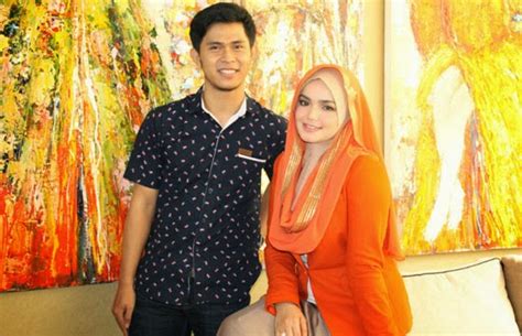 Untuk melihat detail lagu siti nurhaliza_seluruh cinta klik salah satu judul yang cocok, kemudian untuk link download siti nurhaliza_seluruh cinta ada di halaman berikutnya. Dato Siti Nurhaliza & Cakra Khan - Seluruh Cinta (Muzik ...