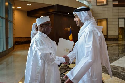 مات رئيس تشاد، إدريس دبي، متأثرا بجروح أصيب بها في اشتباكات مع المتمردين بشمال البلد مطلع الأسبوع، بحسب ما قاله الجيش عبر التلفزيون الرسمي. محمد بن زايد يتلقى رسالة خطية من رئيس تشاد تسلمها عبدالله ...