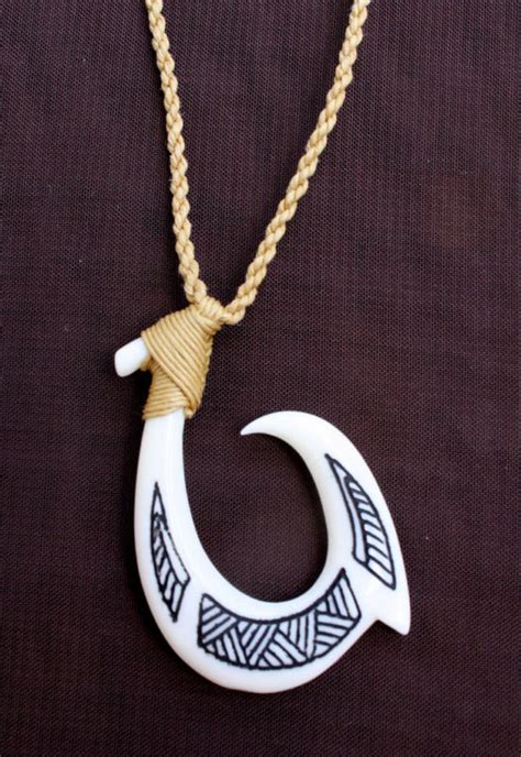 Hawaii Jewelry Tribal Fish Hook Bone Carved Maori Hei Matau New Zealand