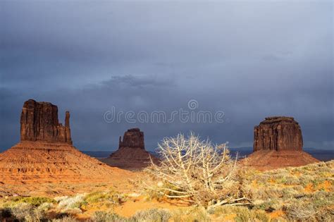 El Famoso Valle De Los Monumentos En Estados Unidos Imagen De Archivo Imagen De Arizona