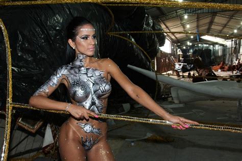 Dai Macedo Ex Miss Bumbum Posa Com Corpo Pintado Para Carnaval Graus O Maior Portal Do