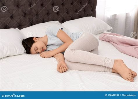 Niña Linda Que Duerme En Cama Foto de archivo Imagen de acogedor casero