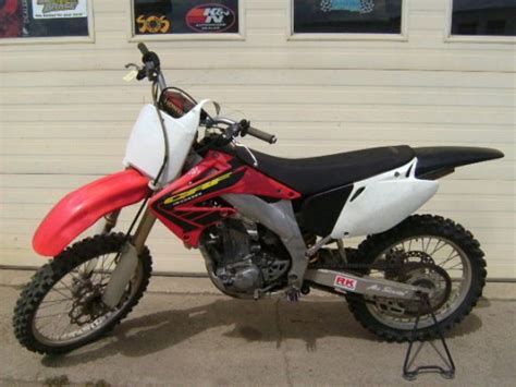 The transmission and engine have separate oil compartments. 2002 HONDA CRF450R (4-STROKE)