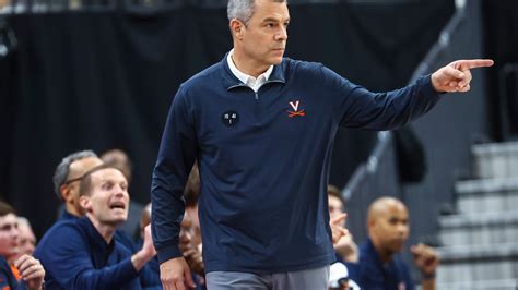 Virginia basketball back on court, honors shooting victims
