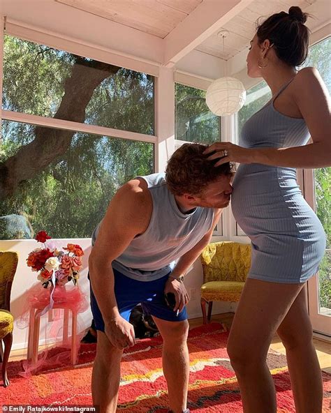 Emily Ratajkowski Catches Vitamin D As She Bares Her Pregnant Belly Artofit