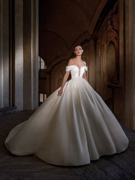 Emerlad Princess Cut Wedding Dress With V Neck Pronovias Privée