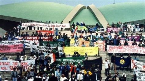 Kilas Balik Demonstrasi Mahasiswa 1998 Ramai Ramai Kepung Gedung Dpr