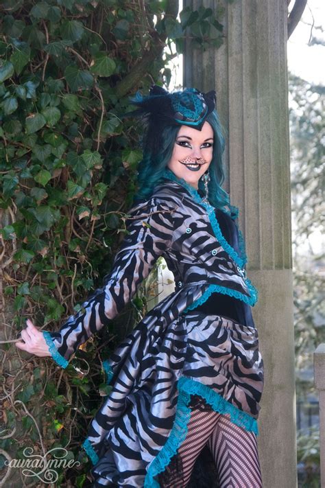 I'm teaming up with jamie dorobek and her handmade halloween costume site, really awesome costumes to bring y'all tons of easy ideas to craft up diy halloween costumes. Cheshire Cat Costume - We're all Mad Here | auralynne