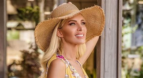 Με την επιστροφή από τις διαφημίσεις, η κατερίνα καινούργιου έδειξε τη σοκολάτα που της έφερε ο σώζων. Κατερίνα Καινούργιου: «Από τον χώρο πραγματικός μου φίλος είναι ο…» | freegossip.gr