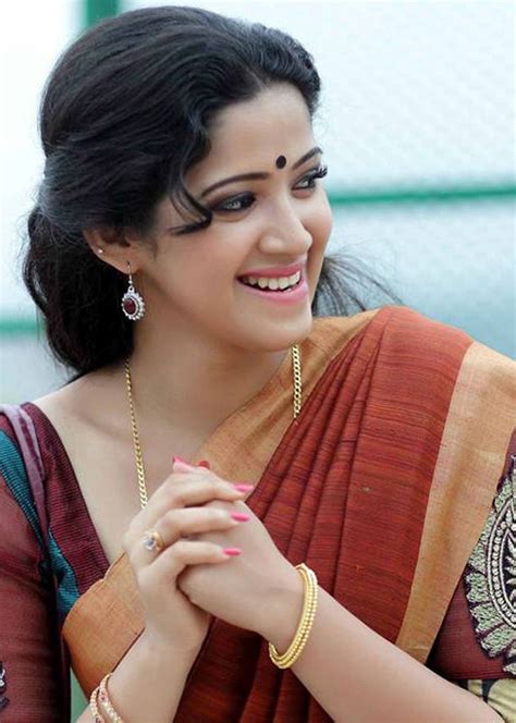 north indian model actress abhirami suresh photos in maroon saree