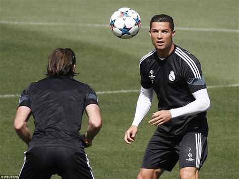 cristiano ronaldo shows off his massive thighs as real madrid train ahead of champions league