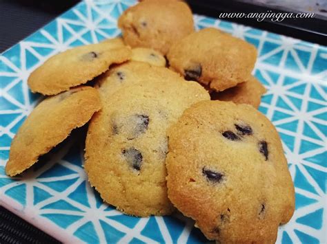 Yelah, md duk bayangkan biskut yang warna gelap dan bila makan rasa penuh coklat dalam mulut. Resepi biskut Chocolate Chip ala-ala Famous Amos yang sedap