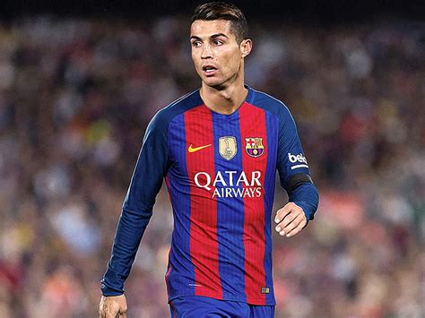 Cristiano Ronaldo Con La Camiseta Del Barcelona Aficionado Fondo De