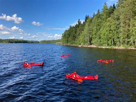 Floating Sul Lago Saimaa Finlandia Laghi E Vacanze Sullacqua Estate