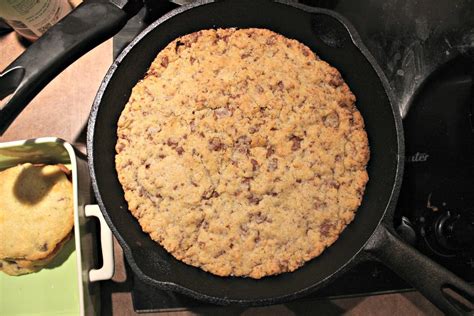 Cookie géant à la poêle en fonte