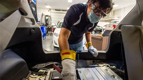 Taking Charge Siu Automotive Course Incorporating Electric Vehicle