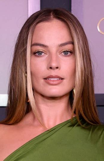 margot robbie long straight hairstyle 2022 academy of motion picture arts and sciences