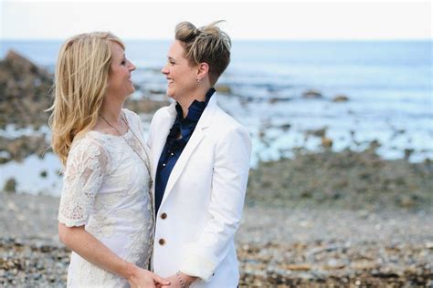 amy and erin coffehouse wedding photography by brett alison lesbian beach wedding lesbian bride