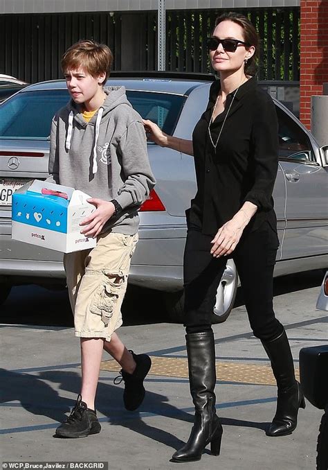 Angelina Jolie Brad Pitts Daughter Shiloh Looks Like Dad In Baggy Clothes