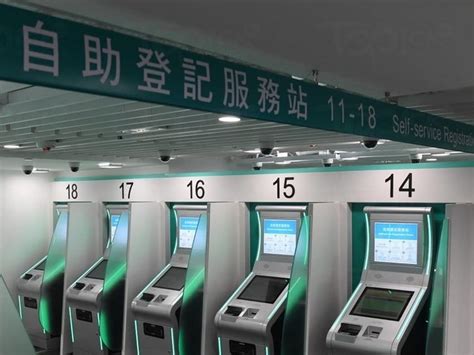 · <人或车船等>挤在一起按次序上车不要拥挤。 · 地方相对地小而人或车船等相对地多星期天市场里特别拥挤。 2. 新智能身份證換領正式開始!85 至 86 年出生可率先預約換證【附時間表及地點】 - ezone.hk - 網絡生活 - 生活 ...