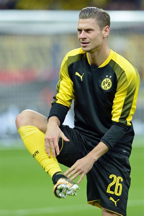 Suneți pe profilul jucătorului lukasz piszczek, dortmund. Lukasz Piszczek of Dortmund looks on during the UEFA ...