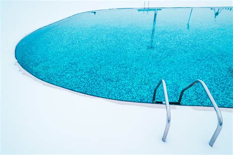 schwimmen im warmen wasser wie sie mit einer pool wärmepumpe auch an kühlen tagen den pool