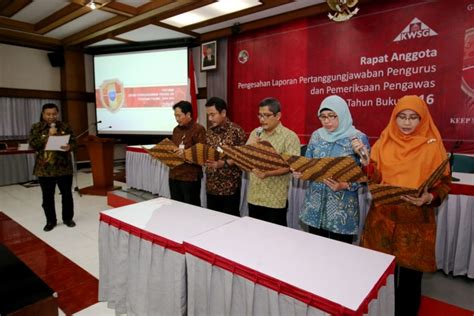 Buku daftar anggota ini adalah yang sering ditanyakan pada saat pemeriksaan, buku ini berisi tentang catatan setiap orang yang mau menjadi anggota koperasi, buku ini adalah awal dari proses bergabung dengan koperasi dan menjadi tumpuan yang sangat penting untuk menjadi bnteng pertama jika ada permasalahan yang menyangkut awal masuk menjadi anggota dan sekaligus awal dari semua aktifitas yang. RAPAT ANGGOTA TAHUNAN: KWSG SAHKAN KEPENGURUSAN BARU ...