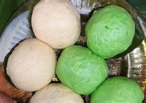 Untuk hasil yang sempurna, sebaiknya kamu mencampur tepung berasnya terlebih dahulu dengan sebagian santan baru dicampur dengan santan. Cara Membuat Kue Bakpao Isi Kacang Hijau - Resep Membuat ...