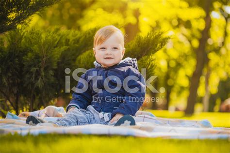 Foto De Stock Lindo Bebé Están Jugando En El Parque De Verano Libre