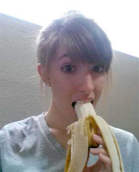 ผู้หญิงทานกล้วย