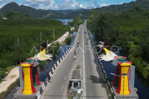 Gapura Khas Papua Jadi Ikon Kota Jayapura Antara Foto